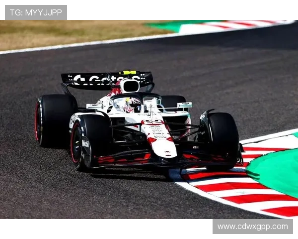 F1赛季最新动态 红牛车队再创佳绩 汉密尔顿与维斯塔潘争锋激烈