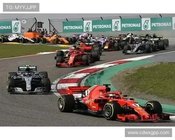 围绕F1最新动态赛车竞争升级车队策略博弈引发全球车迷热议持续