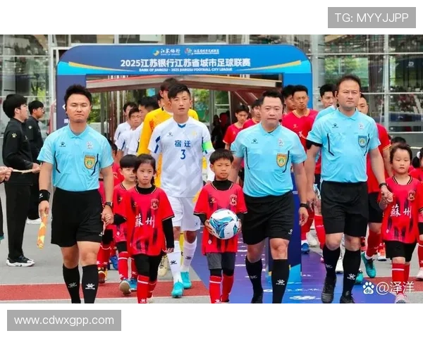 中国足球联赛迎来新赛季 强强对话引发球迷热议 各队备战状态不容忽视