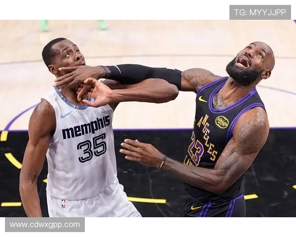 詹姆斯再创历史纪录 湖人队战胜勇士迎来赛季首胜