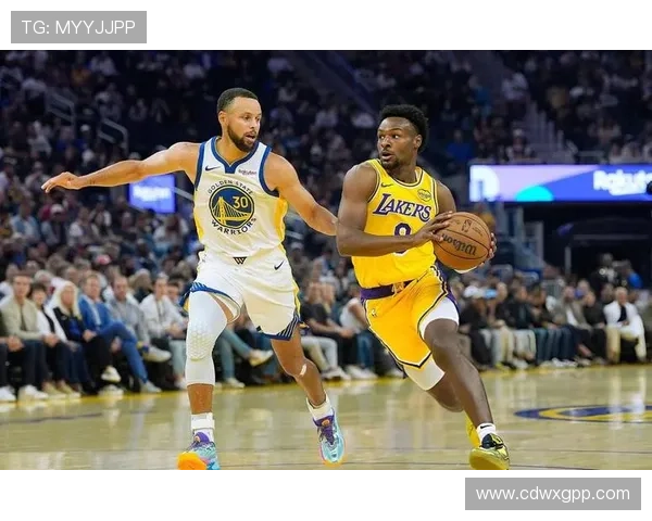 詹姆斯领衔湖人逆袭勇士，库里缺席仍表现出色，NBA季前赛精彩纷呈